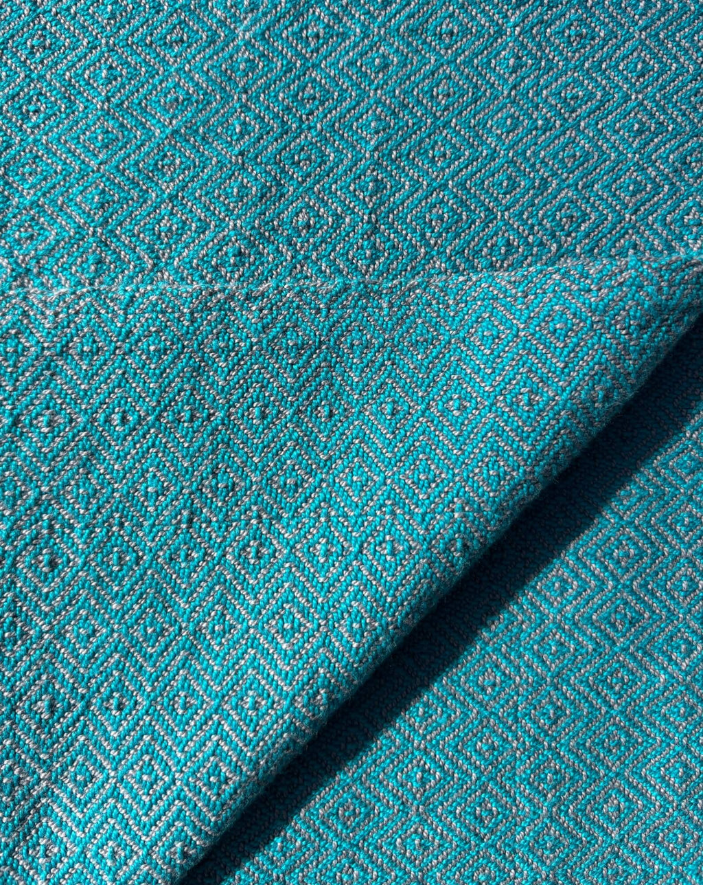 Towel woven in a diamond pattern in bright blue on grey
