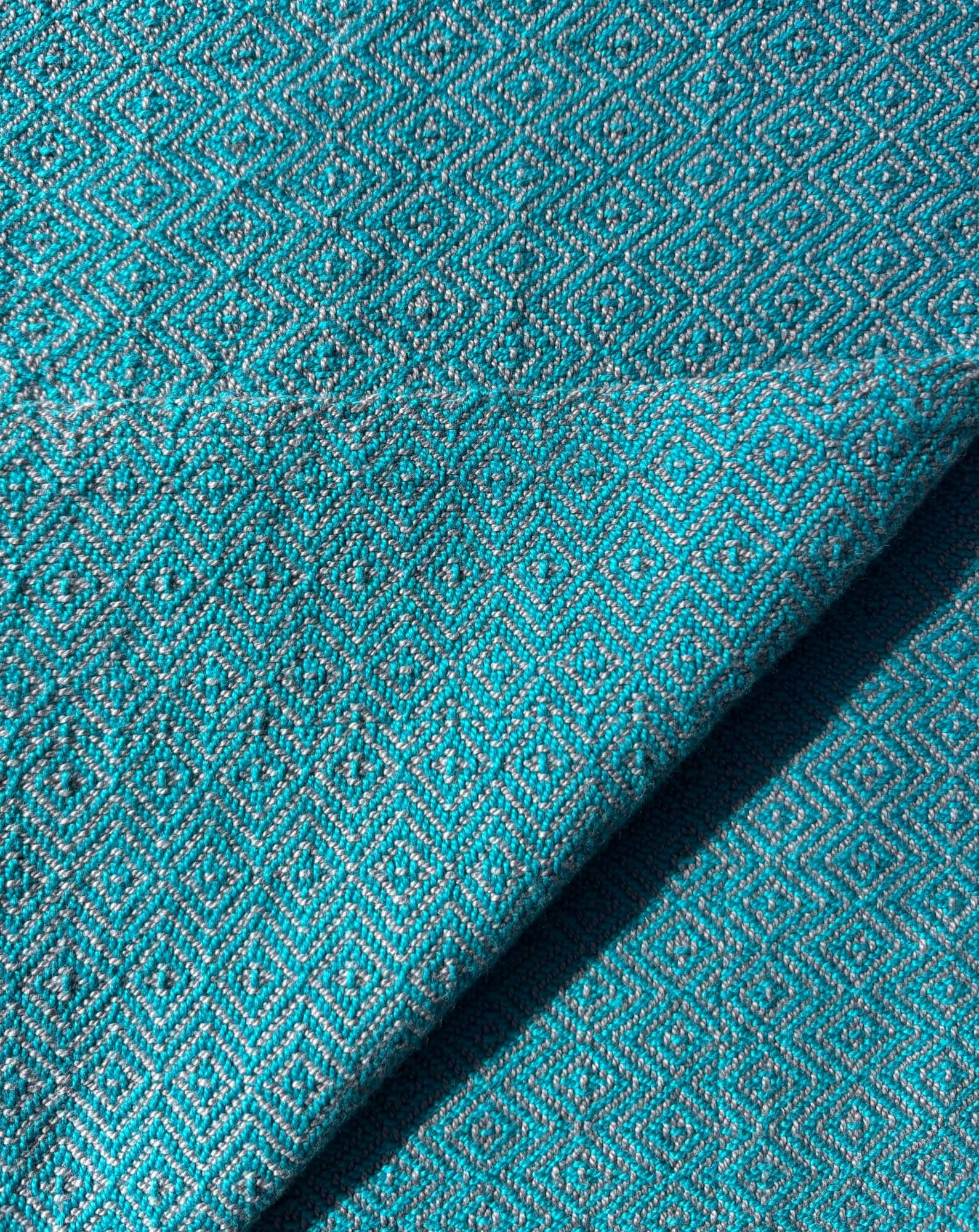 Towel woven in a diamond pattern in bright blue on grey
