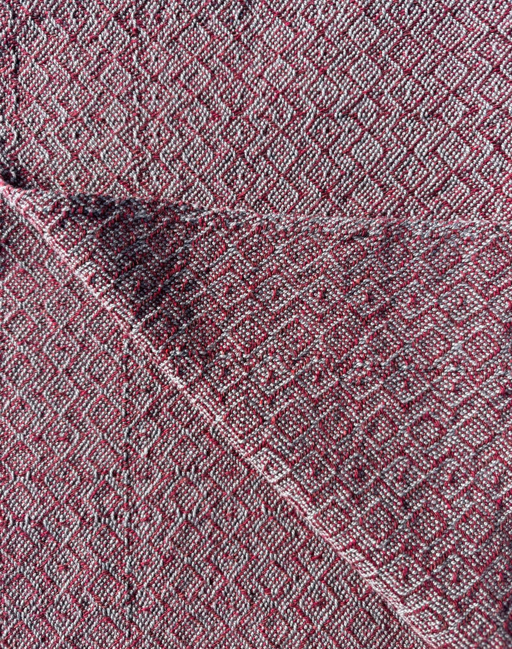Towel woven with Diamond Pattern in dark red on grey