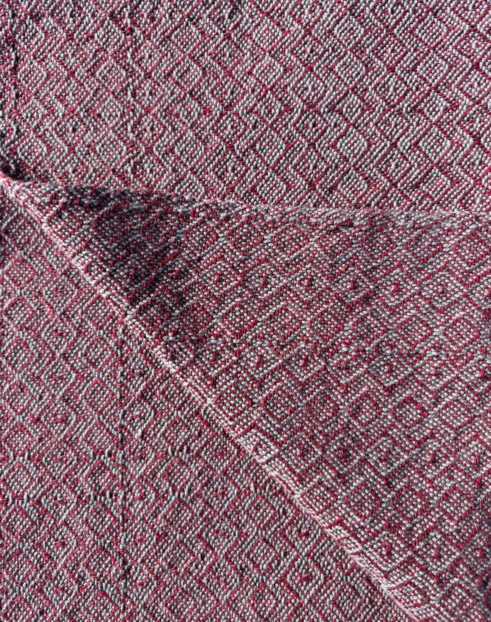 Towel woven with Diamond Pattern in dark red on grey